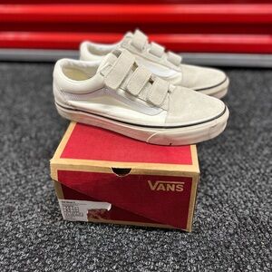 Gently Worn Women's Vans Old Skool V Sneakers - Size 8.5